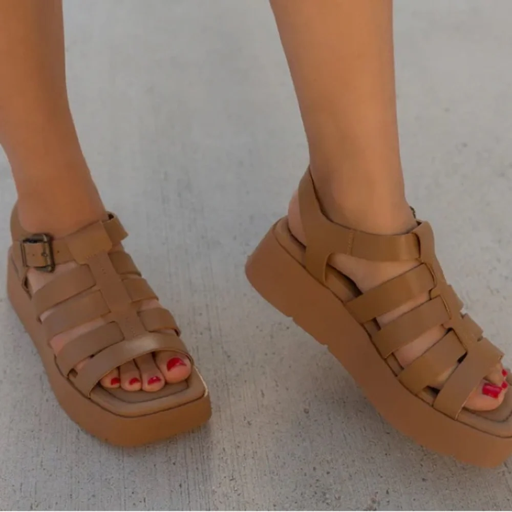 NWOT - OTBT Platform Sandals